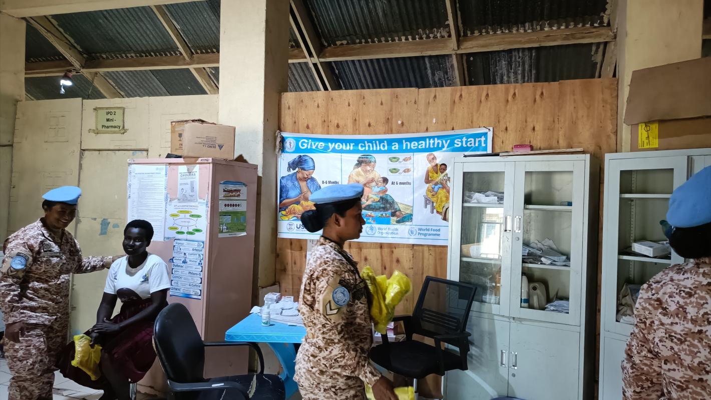 UNMISS peacekeepers donating to hospital